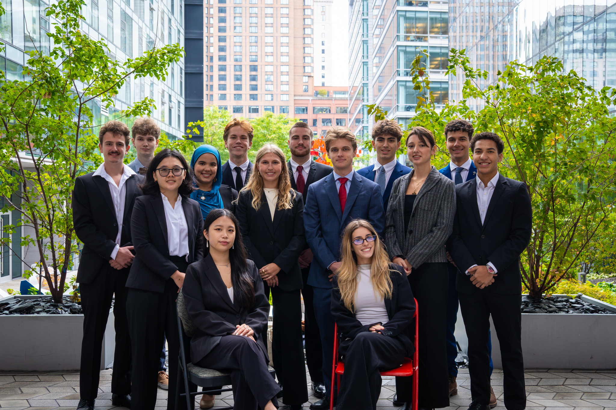 Photo de groupe de l’exécutif de l’AIDAe, réuni à l’extérieur.